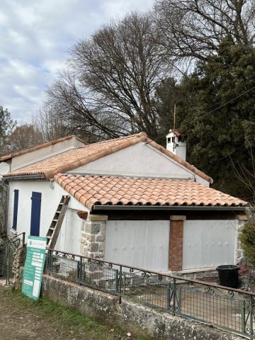 Remplacement de tuiles sur toiture à Aix-en-Provence