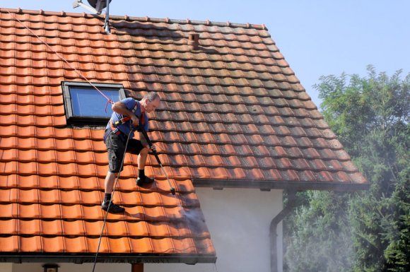 Démoussage de toiture par couvreur Éguilles