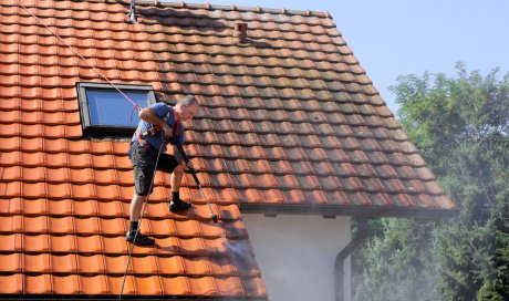 Démoussage de toiture par couvreur Éguilles