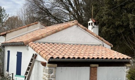 Remplacement de tuiles sur toiture à Aix-en-Provence